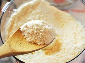 step2: 加入切成小丁的冰奶油，按下數次“暫停”鍵，將奶油與麵粉打成小米粒狀