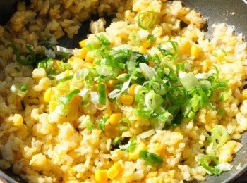 step7: 起鍋前放入玉米立及蔥花攪拌數下即可起鍋待涼些