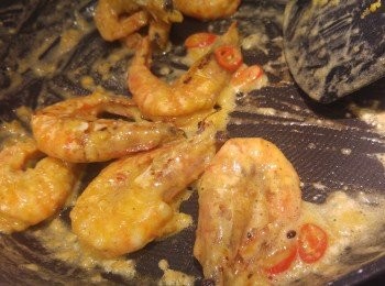 step6: 將蝦和辣椒回鑊炒混, 每隻蝦都沾上咸蛋牛油。