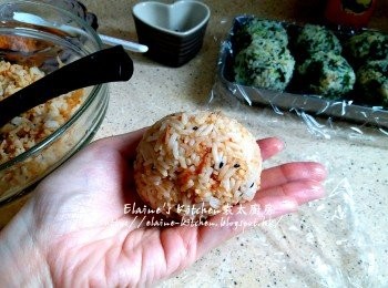 step12: 枱放上一張保鮮紙 , 將適量肉鬆白飯放上 , 利用保鮮紙輔助搓成球型備用