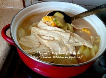 step9: 用中火煮滾後轉慢火蓋上蓋煲30分鐘 , 盛起粟米皮去掉 , 加入腐竹拌勻