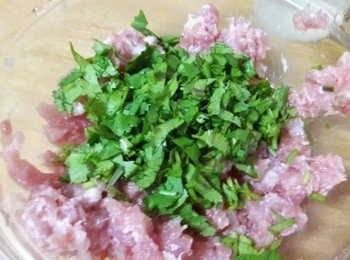 step3: 香菜切碎後加入拌勻