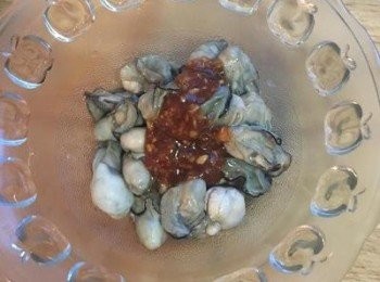 step4: 蚵仔略放涼後，滴入少許香油並舀2匙五味醬與蚵仔輕拌勻即可擺放在生菜上，再淋上適量的五味醬。可用點薑絲或九層塔<span class="group_2">裝飾</span>。