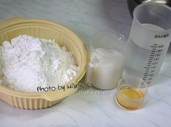 step1: 這一次我使用了《澄粉》來做這軟糕
成品果然比起上回的更為軟Q
而且還多了《晶瑩剔透》的美感

什麼是《澄粉》！？
《澄粉》又稱為澄麵，
是用小麥製成的《去筋麵粉》，
用澄粉製作出來的點心會呈現半透明的感覺，
常用於水晶餃之類的製作上。