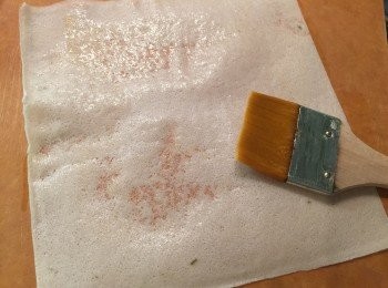 step2: 取一張春卷皮，攤開。在春卷皮的表面抹上少許蛋液。