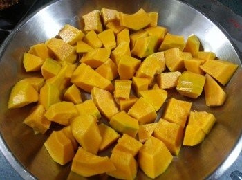 step2: 將南瓜去皮切粒,用大火蒸10分鐘待熟