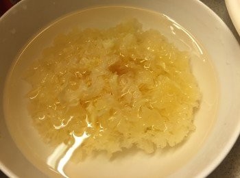 step1: 雪耳洗淨用水浸發