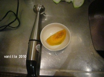 step2: 這是我的新伙伴...我稱它為鋼鐵人 上回在購物台看到可以打嬰兒副食品，有可以打冰砂打濃湯，可以小小一份不需要在麻煩得清洗果菜機時 我便深深的著迷...大月是李子2個月的時後吧 那時一心想4個月就給李子吃食物 吵著白馬說要買 結果白馬發揮宅男的極致，上網不停的和對比較，買了一個他覺得最適合的給我用