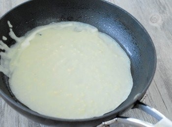 step4: 離火，下麵糊，快速將麵糊平均在鑊內，用中小火煎約45秒至一分鐘，再將薄餅反轉再煎另一面