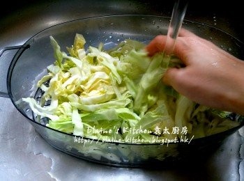 step4: 椰菜切絲後用水沖一沖洗及瀝乾