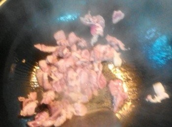 step3: 下油熱鍋，然後加肉片，再加料酒，翻炒！