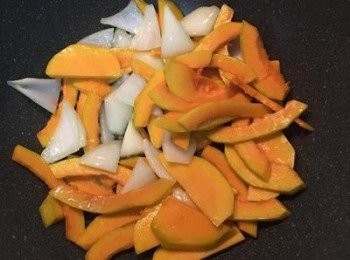 step5: 原鍋放入適量橄欖油，炒香洋蔥後再放入南瓜片拌炒。