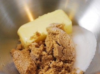 step3: 攪拌缸裡以槳狀攪拌器將奶油、棕糖與白砂糖打發至泛白羽絨狀