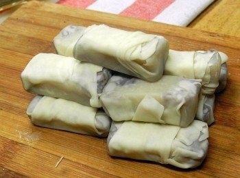 step1: 將年糕切適當大小後，用餛飩皮將年糕包好