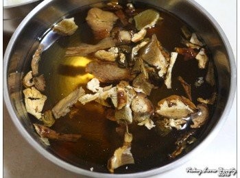 step1: 乾燥的牛肝菌菇，使用前要事先浸泡至少30分鐘以上，使其軟化後才能使用之外 而且浸泡後的湯汁，更是可以提供料理美味加乘的重要元素哦！
