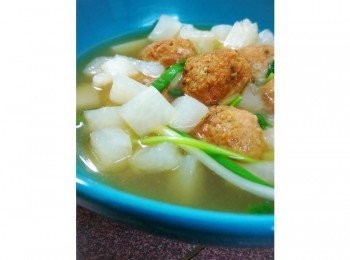 step4: 最後把炸好的肉丸濾油，倒進湯裡，煮個5分鐘，覺得太淡這時候就可以加點鹽或者胡椒粉，最後加入香菜和蔥攪拌一下就可以吃咯~
