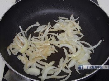 step3: 平底鍋中下油2茶匙燒熱，把洋蔥炒至軟身。