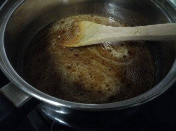 step4: 取一小煲, 下薑汁 + 黑糖 + 椰漿 + 油, 開小火慢煮