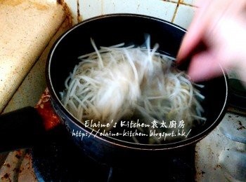 step1: 銀芽放入煲內 , 加水蓋過面用中火拌勻煮滾 , 盛起銀芽用水沖一沖洗及瀝乾