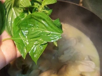 step3: 加入雞脾菇,魚露和糖，試味後，熄火加入金不換即成。