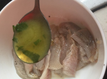step2: 取小黃魚的2片背部肉，加料酒，加點鹽，加點黑胡椒粉，加點薑汁，最後加點羅勒油。