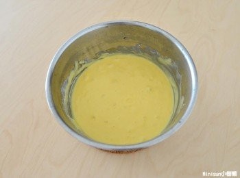 step2: 雞蛋一顆打入鬆餅粉,加入牛奶100ml充分攪拌均勻至無顆粒