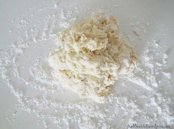 step4: 把粘手的面团移到台面上，然后将面团搓至顺滑及柔软。