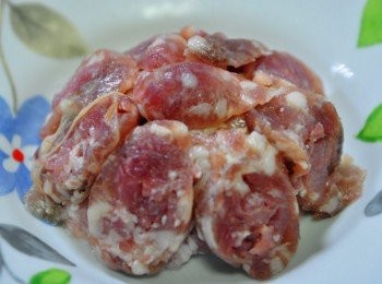 step4: 再將香腸片鋪在絞肉上圍成個為，由上層淋些紹興酒