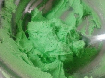 step4: 牛油糖霜butter cream做法： 用打蛋器打發牛油至非常軟身，分三次加入糖霜拌勻，加一至兩滴綠色食用色素拌勻