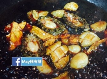 step3: 放入鮑魚炒匀，加入醬油和米酒，拌勻後蓋好焗約2分鐘。開蓋後加入九層塔葉，炒匀熄火。將鮑魚肉重新放入鮑魚殼中，淋上醬汁即可。煮過的蒜頭也非常美味，不要浪費哦！