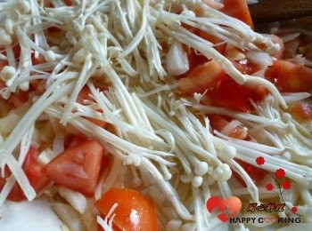 step2: 放入番茄丁和金針菇炒一會