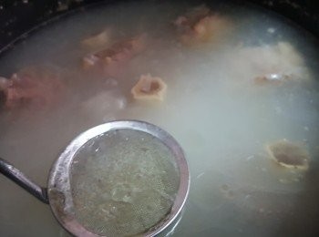 step4: 炸入3升滾水煮滾，較中細火煲1.5小時、用隔油篩隔走油脂