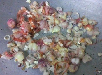 step1: 紅葱頭先用少許的油爆香