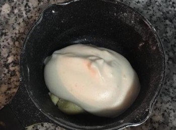 step8: 分次舀全蛋霜到麵糰中，每次都要拌勻，約3次後麵糰會呈糊狀。一開始會比較不好拌，慢慢切拌就會變軟喔～