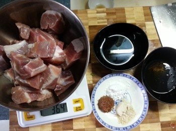 step1: 排骨洗淨後,用醃肉料醃30分鍾待入味(排骨可以用急凍排骨)