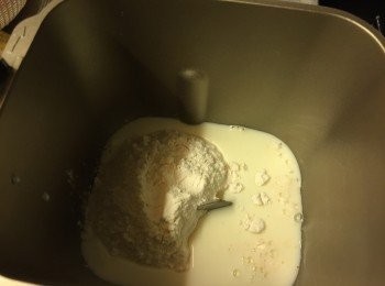 step1: 先準備中種麵團, 把高筋麵粉, 糖加入麵包桶內, 篤個小孔加入酵母, 然後埋了小孔, 再在邊邊倒入牛奶, 開麵團模式7分鐘, 然後按取消, 把麵團留在機桶內發酵1.5小時