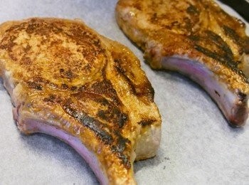 step3: 把已煎到兩面都金黃色的豬胺移到焗盤上，放到焗爐焗16分鐘。（如用鑄鐵的煎焗，可原鍋入焗爐）