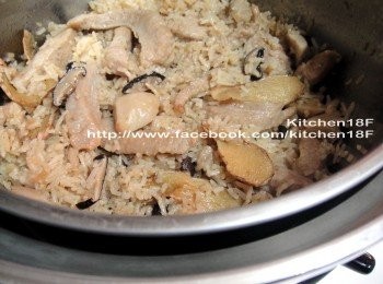 step9: 第二次開關跳起時，先試嚐味道，再依個人鹹淡喜好度，趁熱加進<span class="group_4">調味料B</span>，整個拌勻後，蓋鍋再燜10分鐘即可。(燜過更入味)