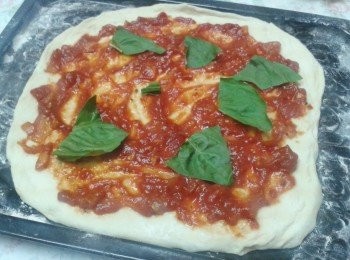 step5: 加上蕃茄醬及自己喜歡的材料。我用了九層塔，意式臘腸salami, mozarella cheese, 鯷魚，黑橄欖等