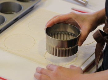 step2: 將酥皮用圓形切成4塊