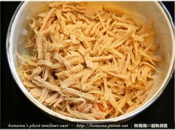 step4: 取一碗盤，將洋蔥絲放入，再把已燙熟的<a href="https://bit.ly/3EZL8dD" target="_blank" data-keyword="雞胸" class="guide-link"><strong>雞胸</strong></a> <span style="display:inline-block;vertical-align:middle;margin-top:-3px;color:initial;border-radius:3px;padding:2px 3px;font-size:12px;line-height:14px;background:#87d300;color:#fff;">即買</span> 肉用手撕成絲狀後放入。