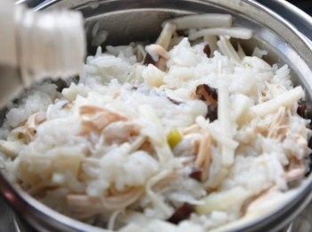 step5: 約燉煮一段期間可開蓋檢視燉煮狀況，順便將<span class="group_1">食材</span>均勻攪拌一下，依自己喜愛粥品濃稠度酌量加入熱水繼續燉煮及放入鹽巴及胡椒粉調味繼續烹煮，直至電源跳起靜待5分鐘後開蓋即可