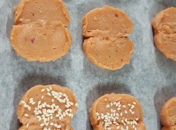 step13: 加入適量白芝麻於面，放入焗爐用180度，焗約15至18分鐘至脆，灘凍即可（每個焗溫不同，焗的時間會有相差）