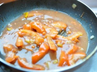 step9: 將調勻的醬汁下鍋加熱，並加入彩椒條和紅蘿蔔丁拌勻後起鍋