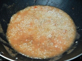 step3: 將番茄還有洋蔥打成泥，加入白米一起煮，微量的鹽巴與粗粒黑胡椒調味，煮至水稍收乾即可