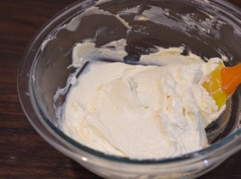 step8: 打起的淡忌廉加入去忌廉芝士，用膠刮拌勻至混合