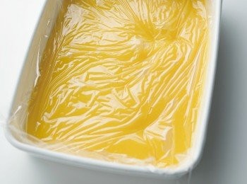 step4: 把3鋪開在鐵盤上，趁熱用保鮮膜覆蓋。接著在上面放上保冷劑，冷卻後放進冰箱冷藏半天到一個晚上。