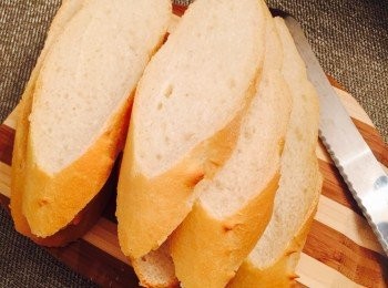 step1: 焗爐預熱170度。法包用鋸齒刀斜切成片狀。