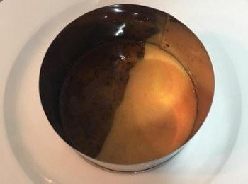 step6: 取ㄧ瓷盤，利用比煎蛋更大的圓型模具，放入兩種醬料。