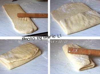 step6: 桌面灑上中筋麵粉
將麵糰從冰箱取出置於桌面
再次重覆擀開、折三折
轉90度再擀開折三折的動作需反覆做六次

中間麵糰要是變的太軟
可以折完三折後
以保鮮膜或錫箔紙包裹起來
放進冰箱裡冷藏30分鐘後再繼續。

派模先灑上中筋麵粉備用。